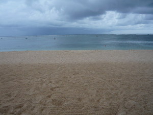 雨ふりそうなビーチ