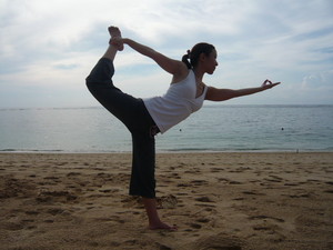 バリ島ヨガダンサーのポーズ