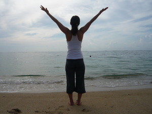 バリ島ヨガ手を広げ